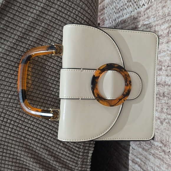 TOPSHOP Capri Buckle Crossbody Bag in Beige, Tortoise Shell Details, Gold Chain - Picture 10 of 16